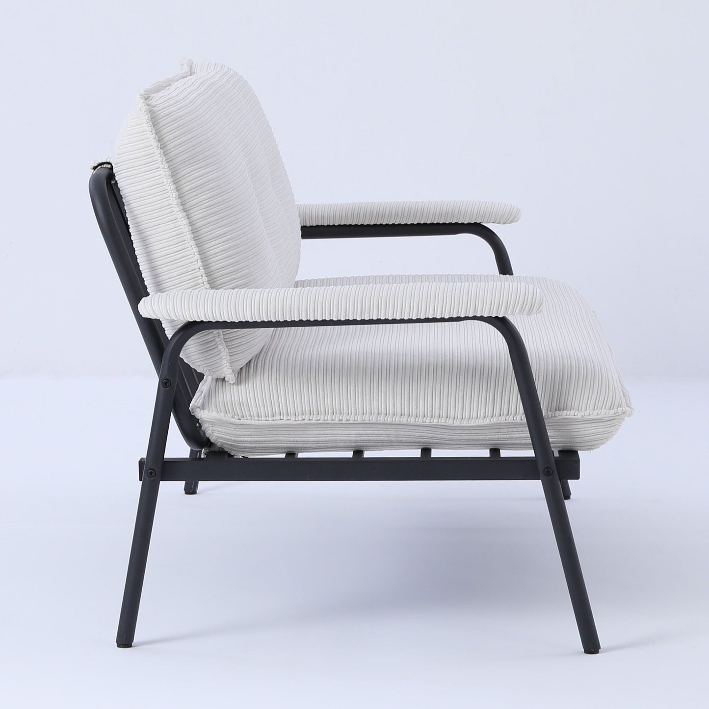 Le canapé beige de 53 pouces offre une disposition spacieuse dans le petit appartement, gérant facilement divers scénarios