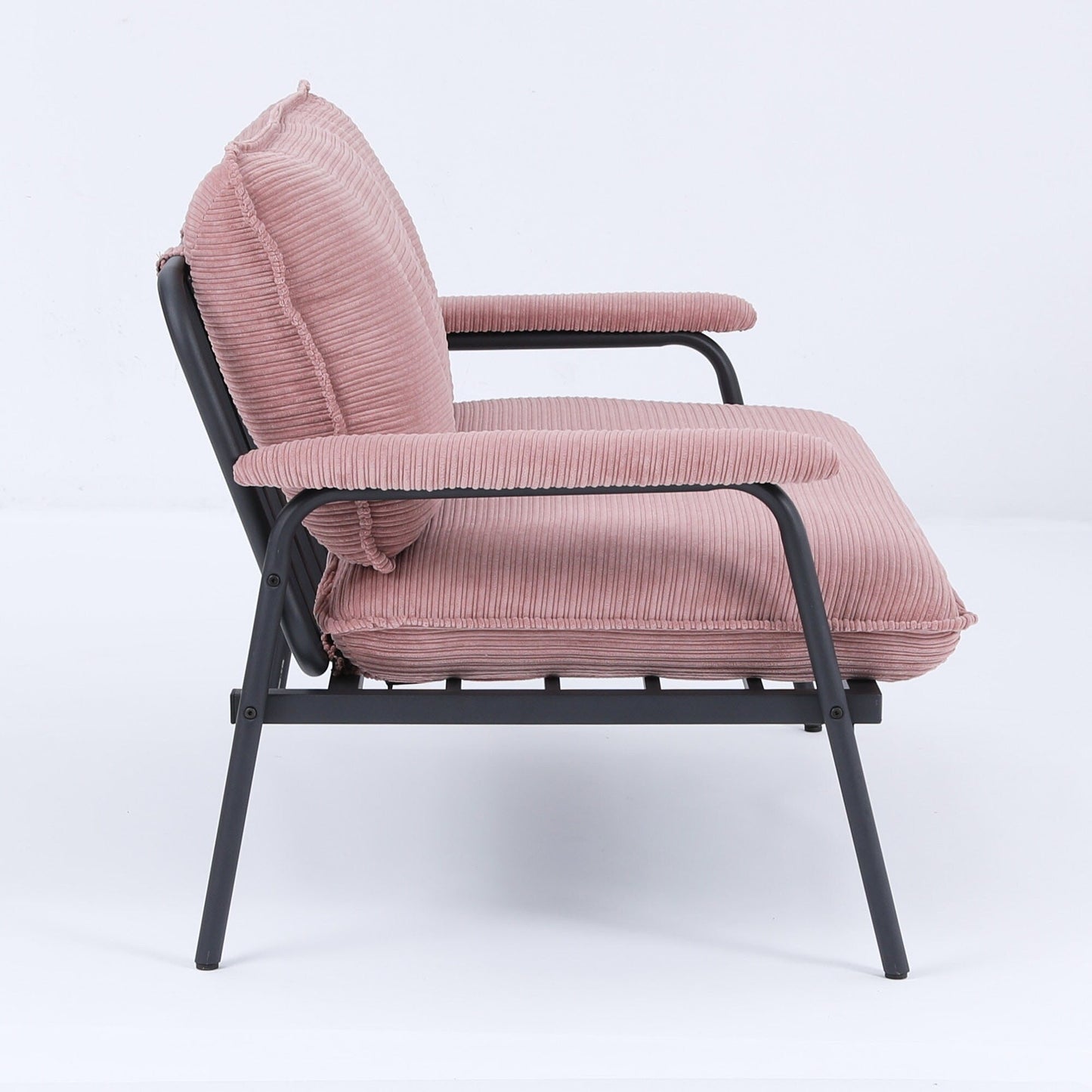 Le canapé beige de 53 pouces offre une disposition spacieuse dans le petit appartement, gérant facilement divers scénarios