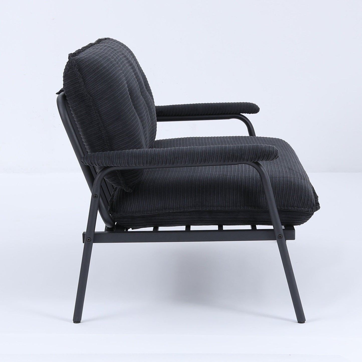 Le canapé beige de 53 pouces offre une disposition spacieuse dans le petit appartement, gérant facilement divers scénarios