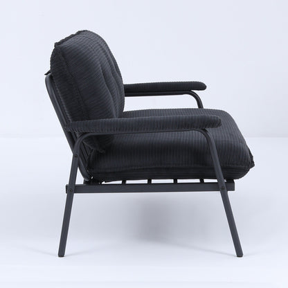 Le canapé beige de 53 pouces offre une disposition spacieuse dans le petit appartement, gérant facilement divers scénarios