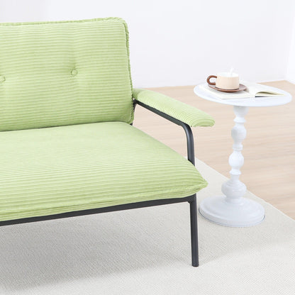 Le canapé beige de 53 pouces offre une disposition spacieuse dans le petit appartement, gérant facilement divers scénarios