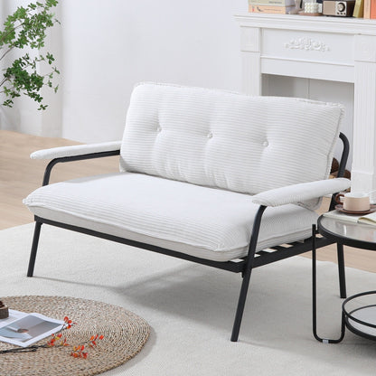 Le canapé beige de 53 pouces offre une disposition spacieuse dans le petit appartement, gérant facilement divers scénarios