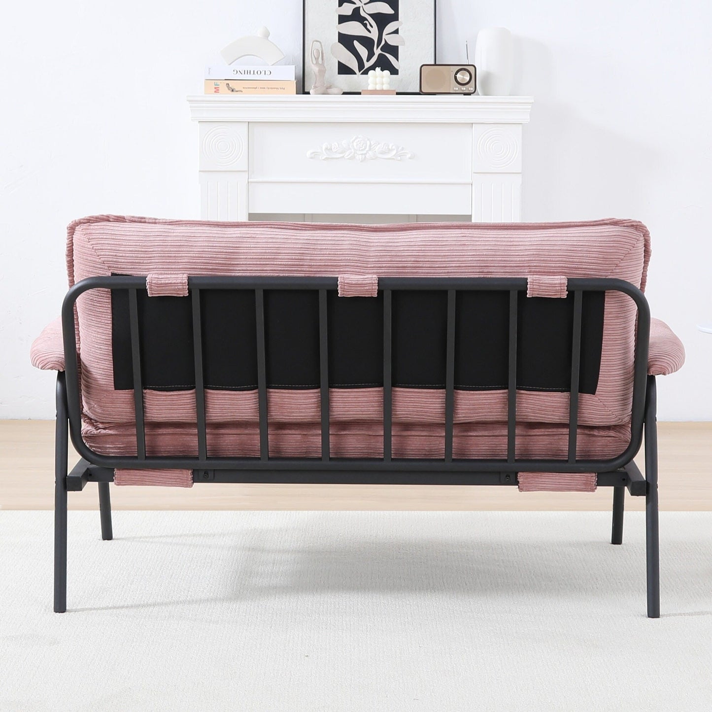 Le canapé beige de 53 pouces offre une disposition spacieuse dans le petit appartement, gérant facilement divers scénarios