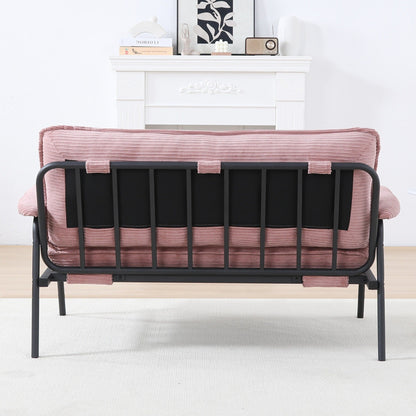 Le canapé beige de 53 pouces offre une disposition spacieuse dans le petit appartement, gérant facilement divers scénarios