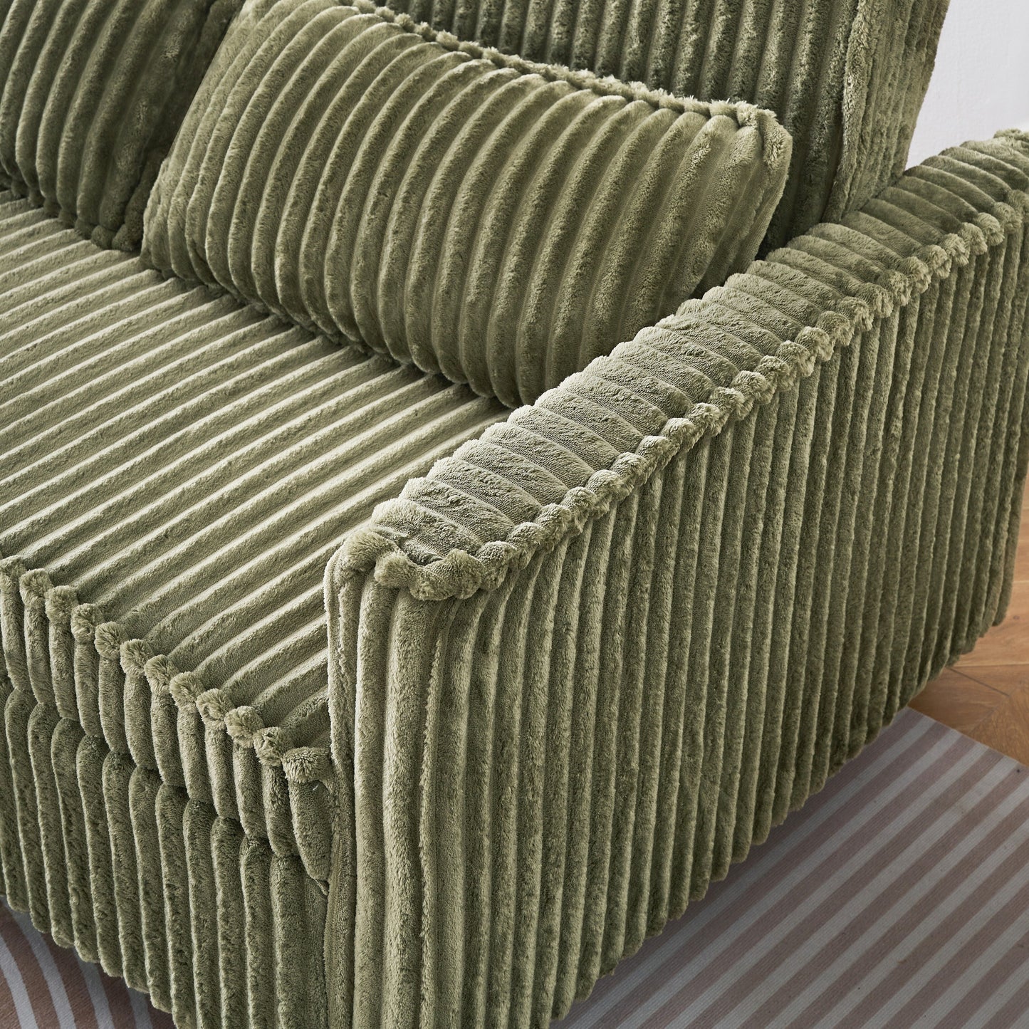 Le canapé gigogne en velours côtelé à double fonction, équipé d'un plateau mobile et de ports USB, convient