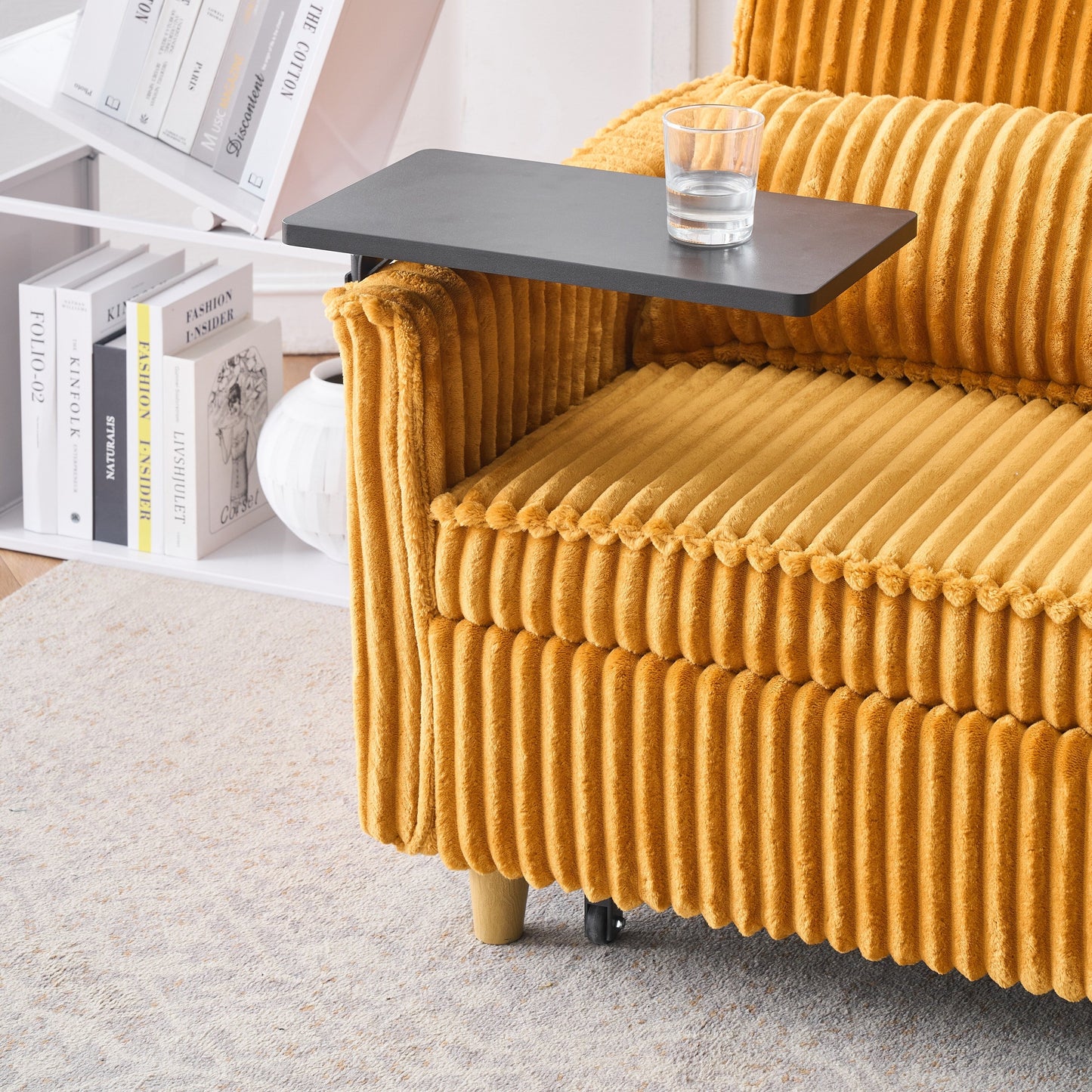 Le canapé gigogne en velours côtelé à double fonction, équipé d'un plateau mobile et de ports USB, convient