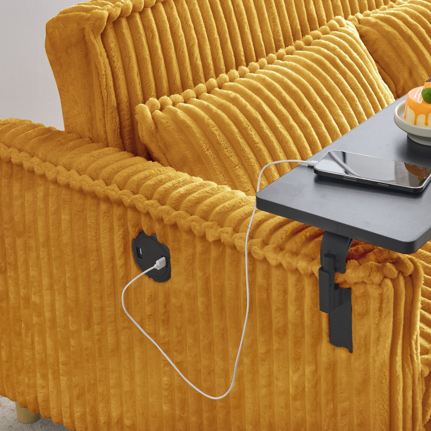 Le canapé gigogne en velours côtelé à double fonction, équipé d'un plateau mobile et de ports USB, convient