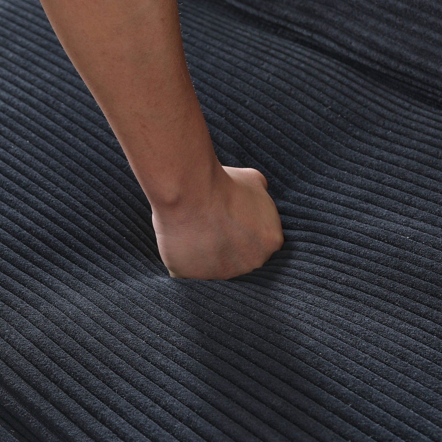 Ce canapé-lit en velours côtelé de 66 pouces peut basculer entre les deux formes confortables