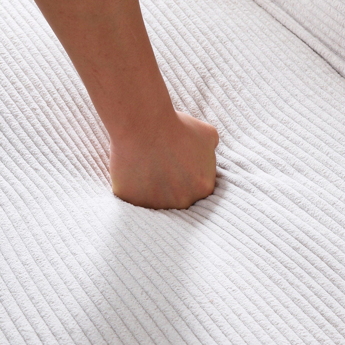 Ce canapé-lit en velours côtelé de 66 pouces peut basculer entre les deux formes confortables