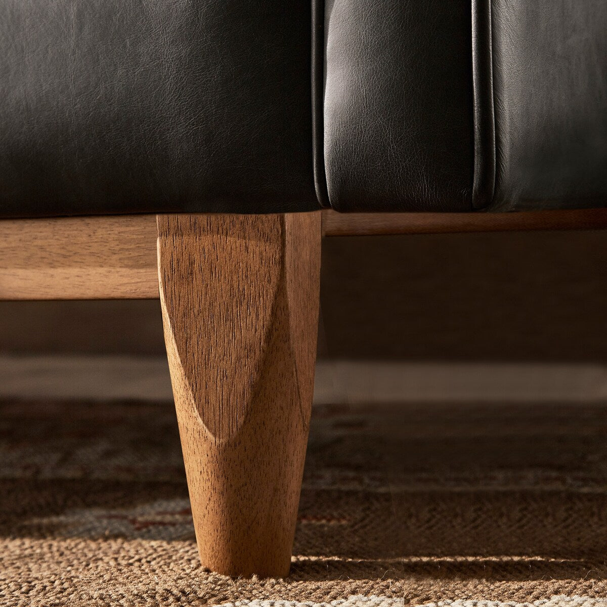 Canapé-causeuse Tullio en cuir noir capitonné par iNSPIRE Q Modern