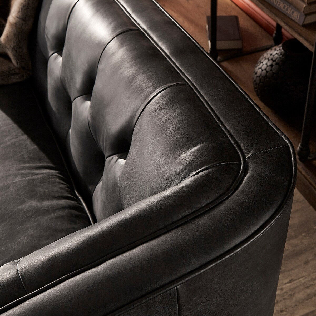 Canapé-causeuse Tullio en cuir noir capitonné par iNSPIRE Q Modern