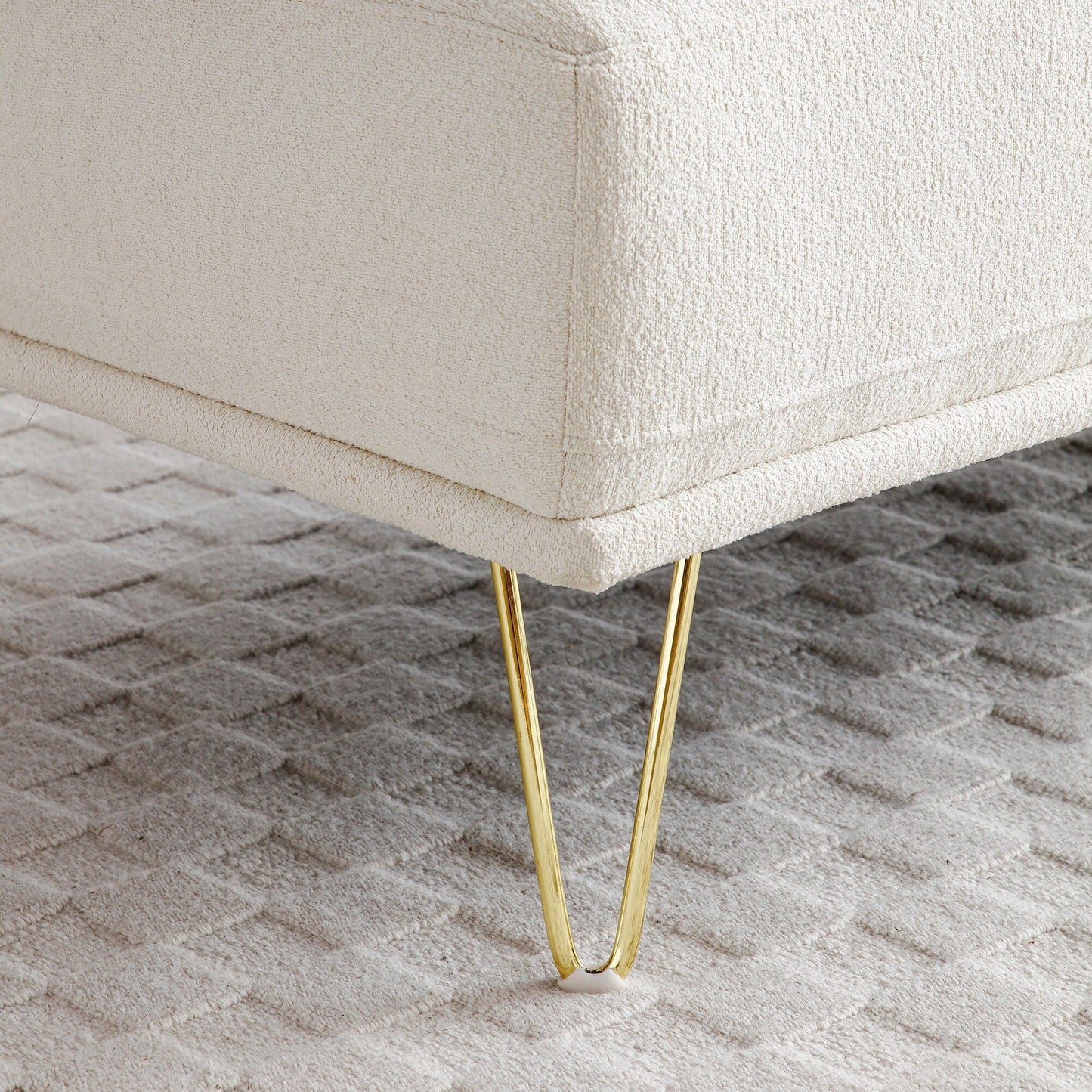 Banc causeuse rembourré avec pieds dorés