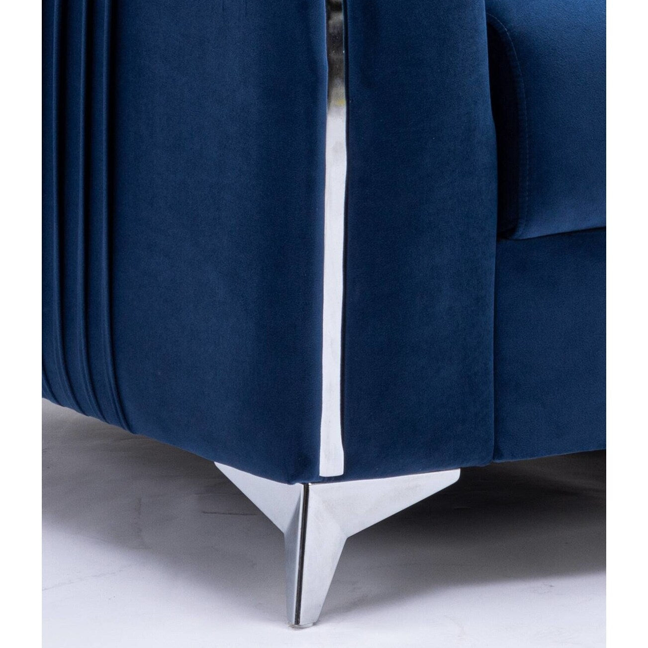 Canapé causeuse en velours avec plis verticaux et pieds chromés