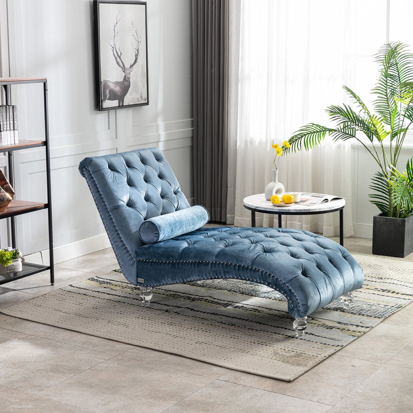 Chaise longue ergonomique en velours capitonné, inclinable en forme de S, avec coussin, garniture cloutée et pieds en acrylique pour une utilisation en intérieur