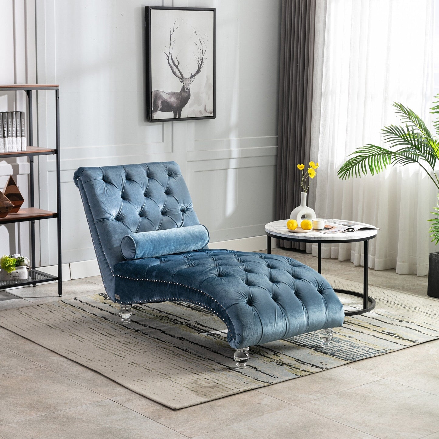 Chaise longue ergonomique en velours capitonné, inclinable en forme de S, avec coussin, garniture cloutée et pieds en acrylique pour une utilisation en intérieur