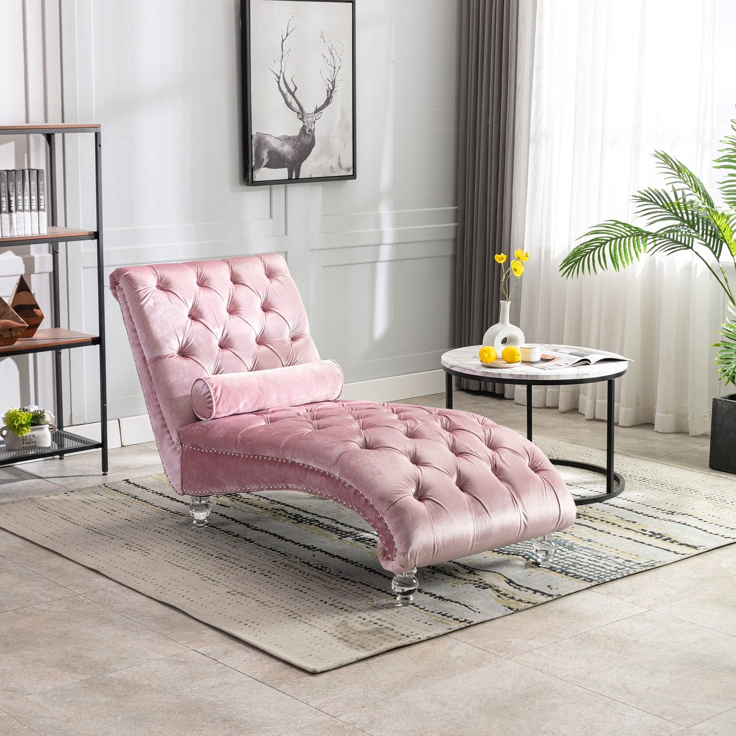 Chaise longue ergonomique en velours capitonné, inclinable en forme de S, avec coussin, garniture cloutée et pieds en acrylique pour une utilisation en intérieur