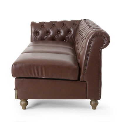 Canapé sectionnel vintage 6 places en similicuir avec dossier capitonné, garniture cloutée et pieds en bois pour le salon