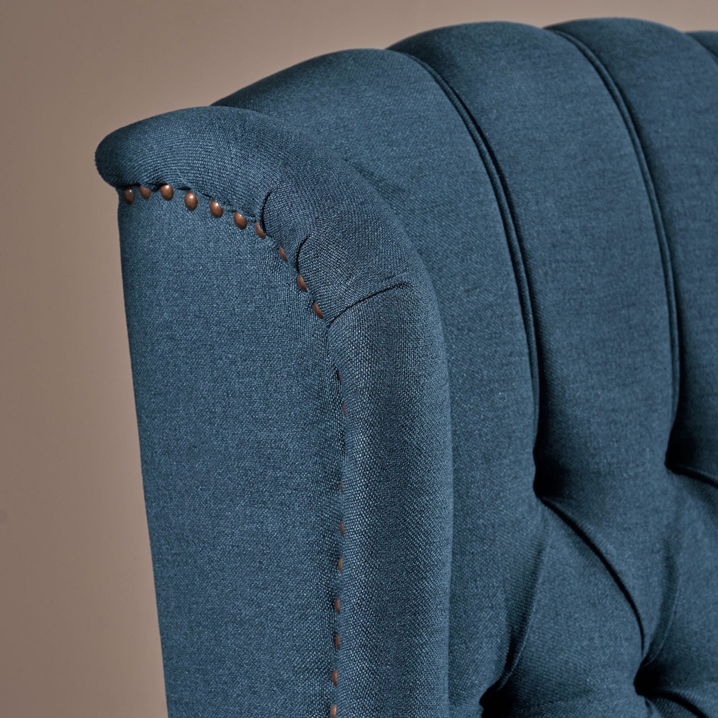 Fauteuil club inclinable à oreilles en tissu capitonné Walter par Christopher Knight Home