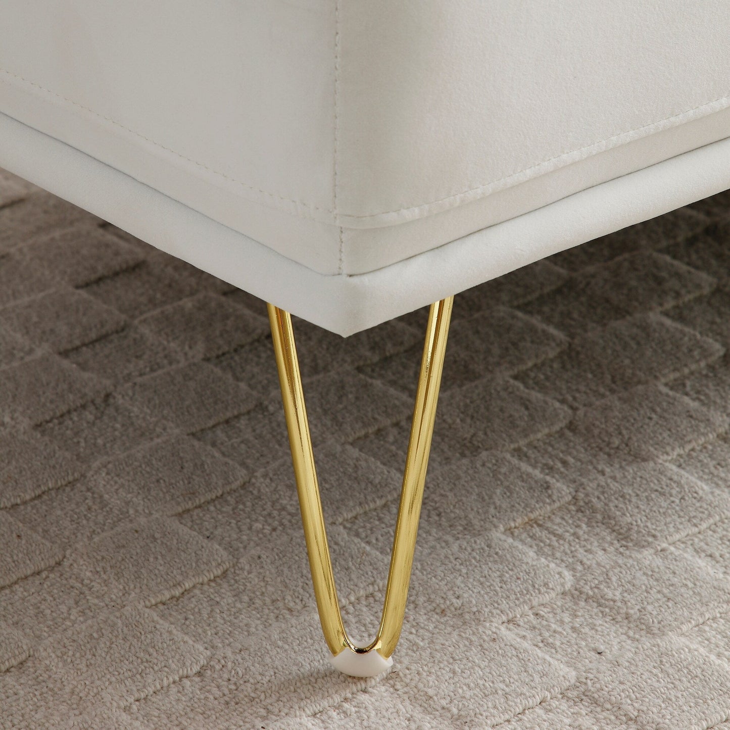 Banc de chevet rembourré blanc moderne 56,3 avec pieds en métal doré pour chambre à coucher