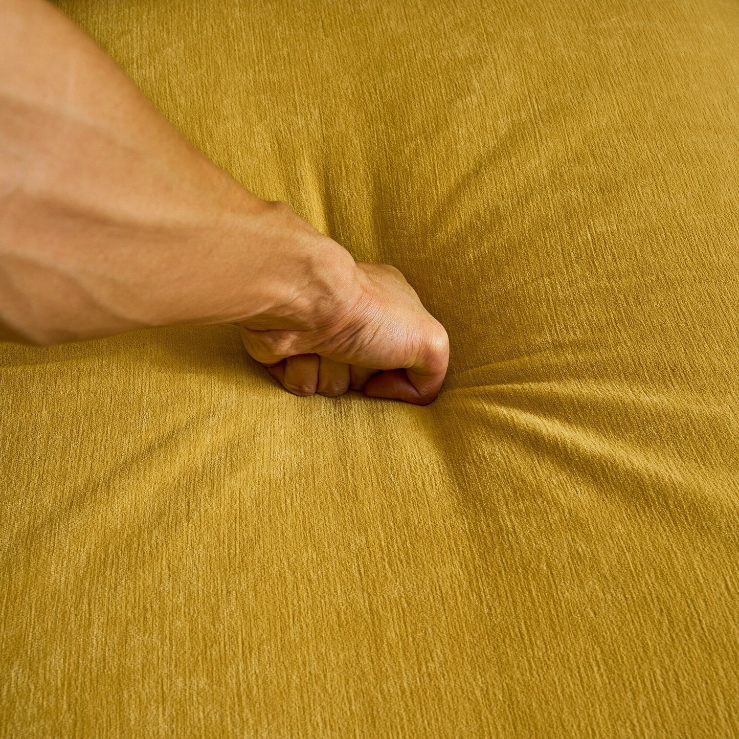 Canapé 3 places en L en velours jaune 83 avec coussins en mousse souple, dossier et accoudoirs amovibles et pieds en métal.