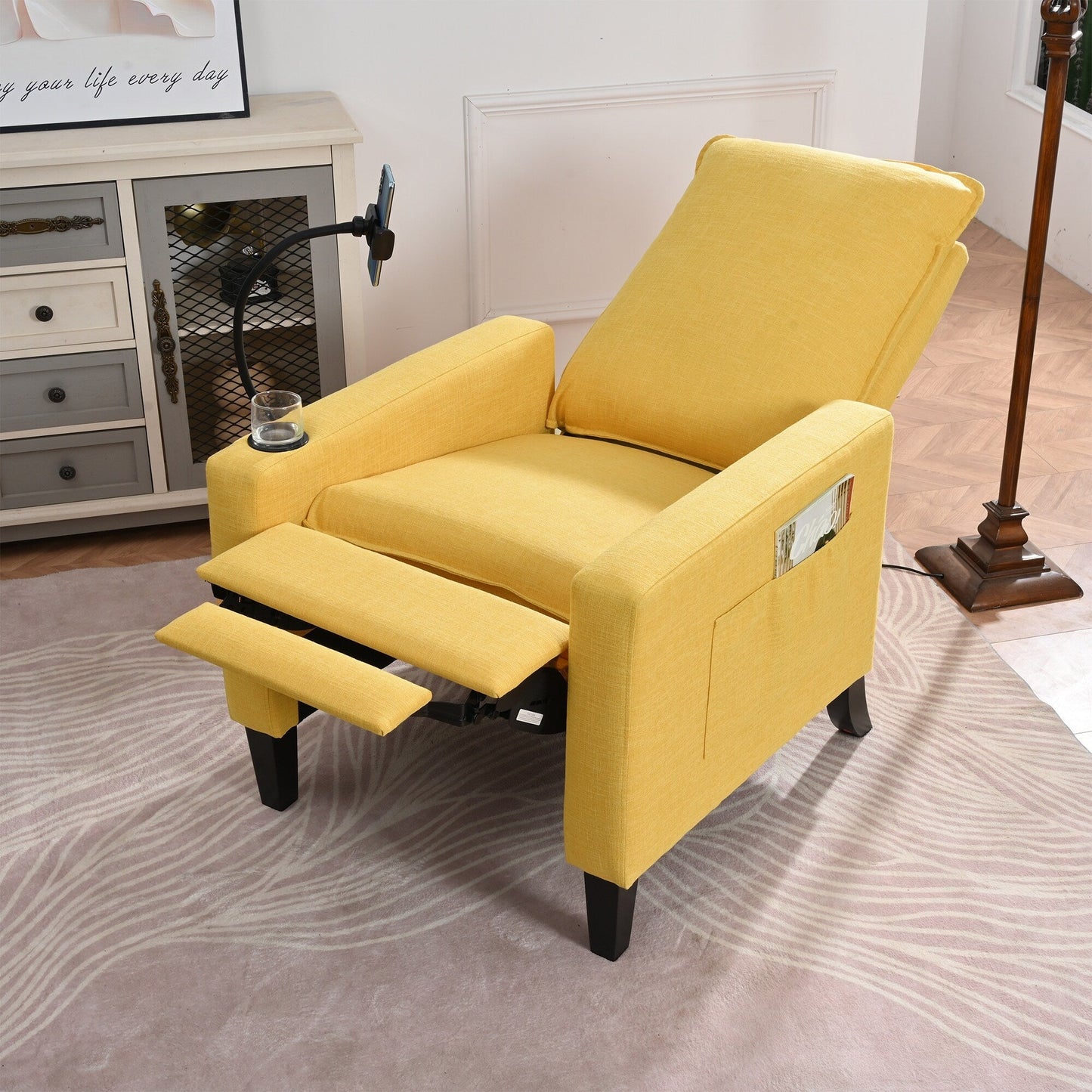 Fauteuil inclinable manuel moderne en tissu jaune avec support pour téléphone portable, porte-gobelet et repose-pieds