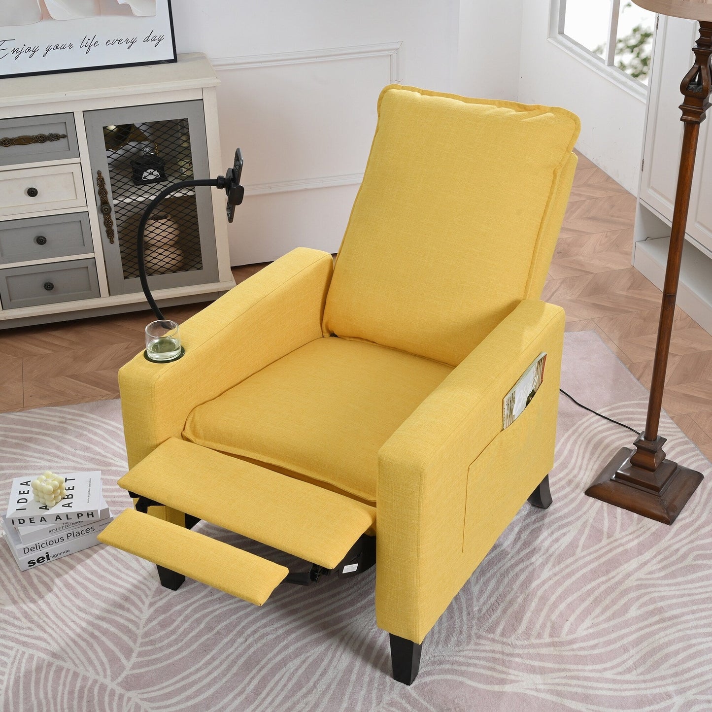 Fauteuil inclinable manuel moderne en tissu jaune avec support pour téléphone portable, porte-gobelet et repose-pieds