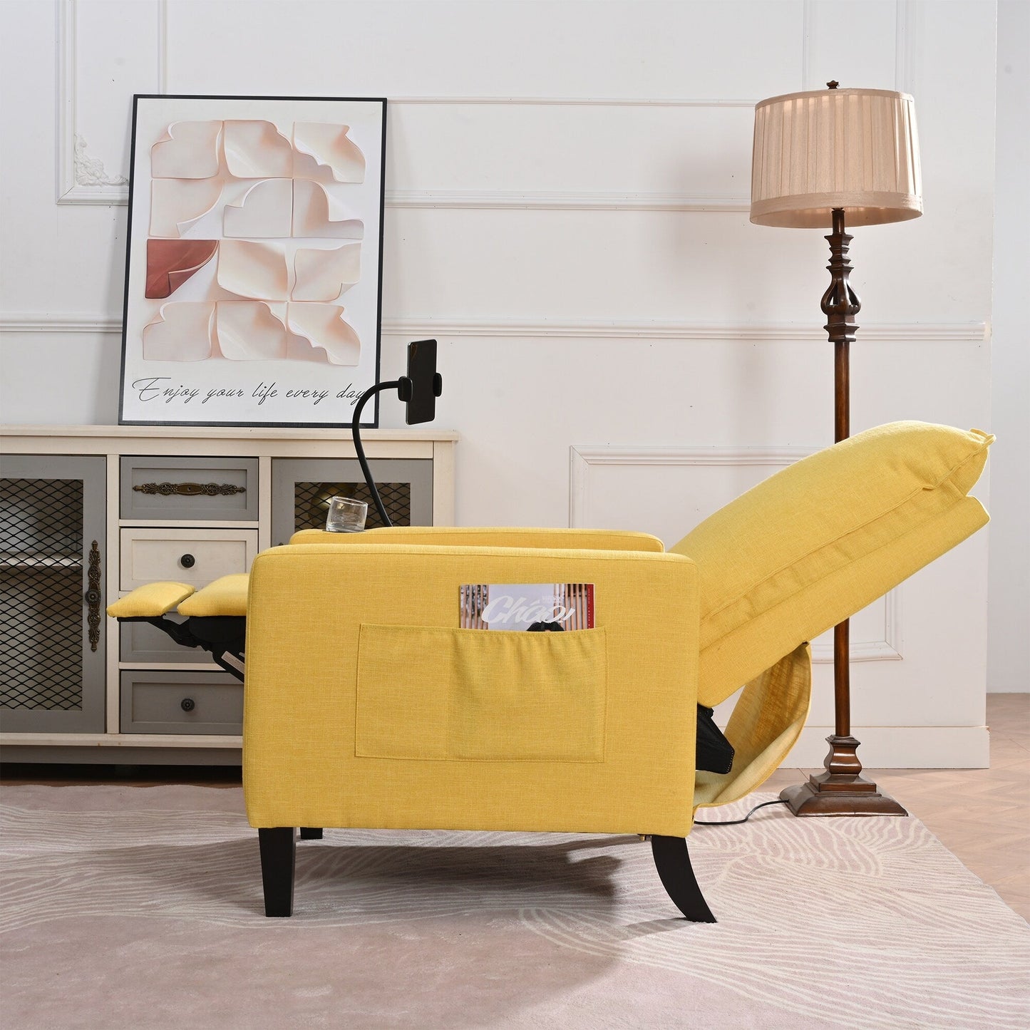 Fauteuil inclinable manuel moderne en tissu jaune avec support pour téléphone portable, porte-gobelet et repose-pieds